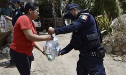 Policías estatales entregan despensas y ropa a familias afectadas por tormenta en Zaragoza