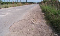 Semidestruido pavimento del tramo del Refugio en camino a San Diego