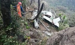 Difíciles manobras para rescatar cuerpos de avioneta caída