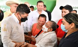 Gobernador en Axtla entrega apoyos y arranca rehabilitación de carretera