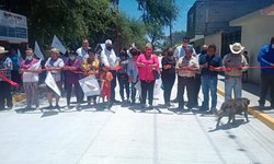 Alcalde entregó a familias pavimentación de calle en el barrio Los Ángeles