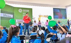 Ricardo Gallardo inició más obra educativa a favor de la niñez potosina