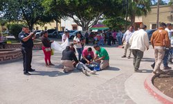 Mujer se desmayó en la plaza principal de Ciudad Fernández