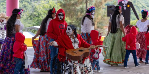 Alumnos de la comunidad del Zapote festeja Día de Muertos con el SMDIF de Rioverde