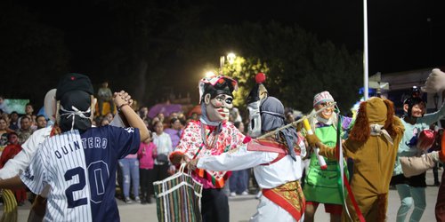 Inicia el Festival "Vive Xantolo Fernandense" con un colorido recorrido de huehues y academias de baile