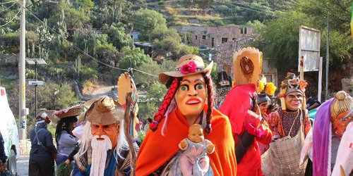 Turistas abarrotan cerro de San Pedro para disfrutar Xantolo