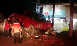 Carro se impacto contra luminaria y señalética vial ocasionó daños materiales al municipio