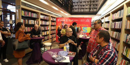 Cientos de admiradores se reúnen en la firma de libros de autores del XVII Festival Internacional Letras en San Luis