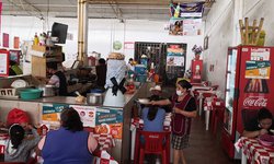 Baja consumo de menudo y otros platillos en fondas del mercado